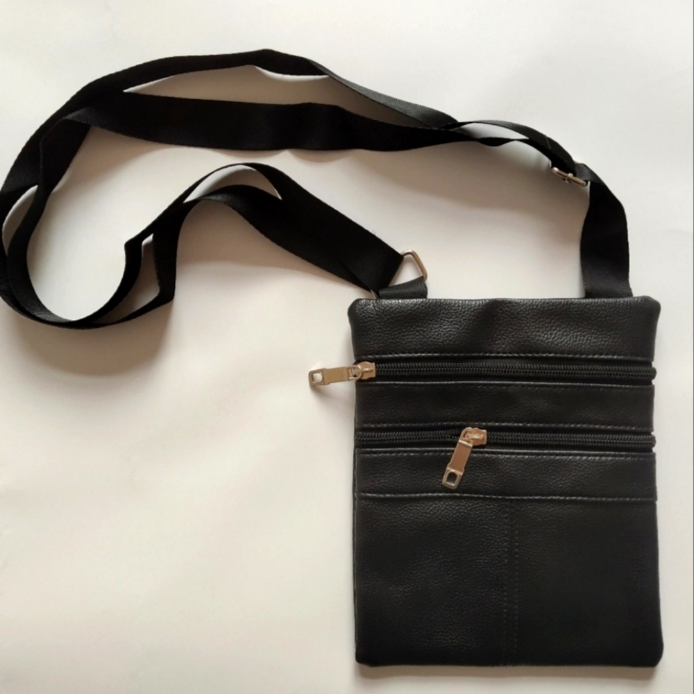 🆕️Pebbled Black Crossbody  With Gold Hardware width 10"×L12"